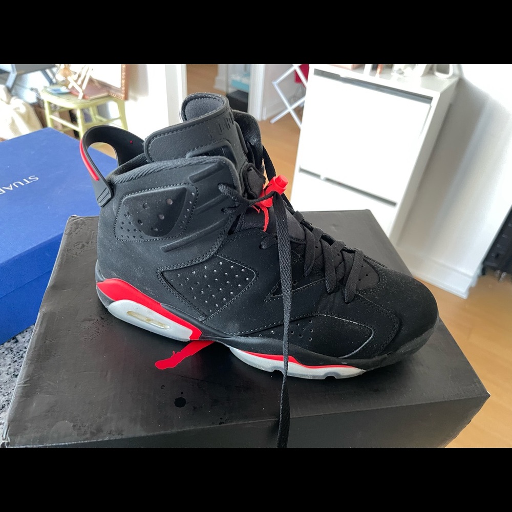 Wore 3,4 times at most. This has been sitting in my closet ever since.